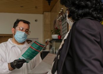 COVID-19 | Município de Arouca entrega máscaras comunitárias reutilizáveis ao comércio, cabeleireiros e barbearias