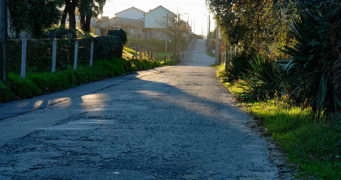 Empreitada de pavimentação em tapete em vários locais do concelho arranca esta semana