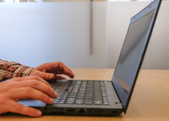 COVID-19 | Câmara reforça cedência de computadores com acesso à Internet aos agrupamentos escolares