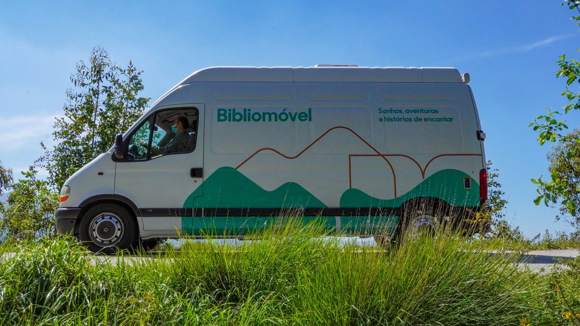 Bibliomóvel: há 20 anos a levar histórias de encantar aos leitores de palmo e meio