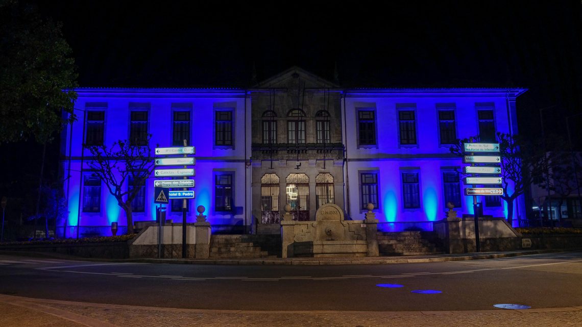 Edifício dos Paços do Concelho iluminado em tons de azul para assinalar mês da prevenção dos maus-tratos na infância