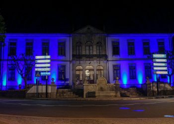 Edifício dos Paços do Concelho iluminado em tons de azul para assinalar mês da prevenção dos maus-tratos na infância