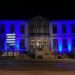 Edifício dos Paços do Concelho iluminado em tons de azul para assinalar mês da prevenção dos maus-tratos na infância