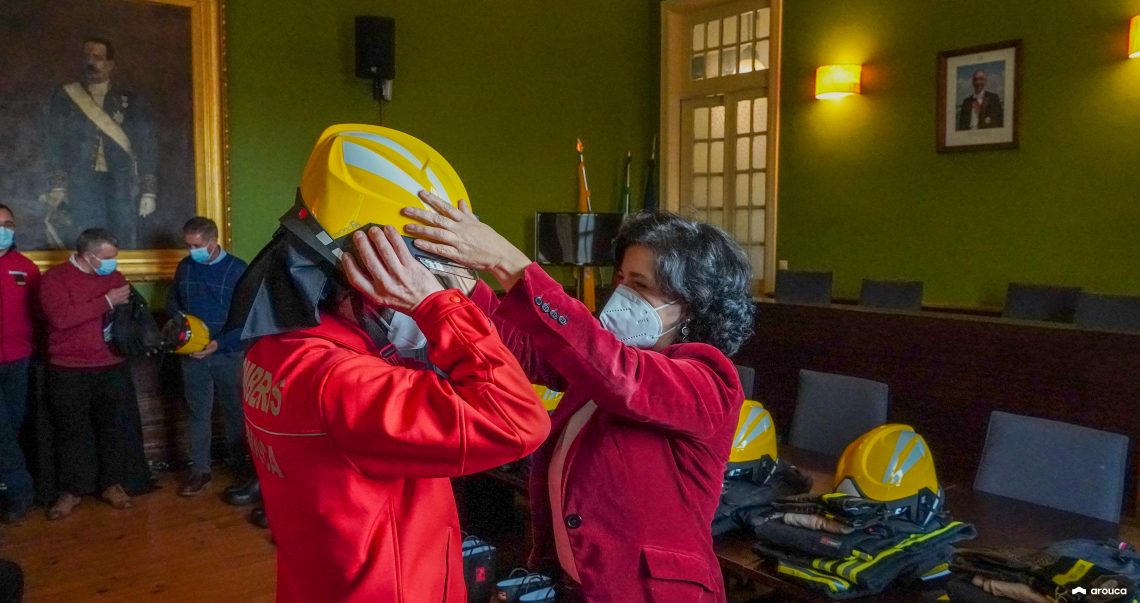 Câmara entrega equipamentos de proteção individual aos Bombeiros de Arouca