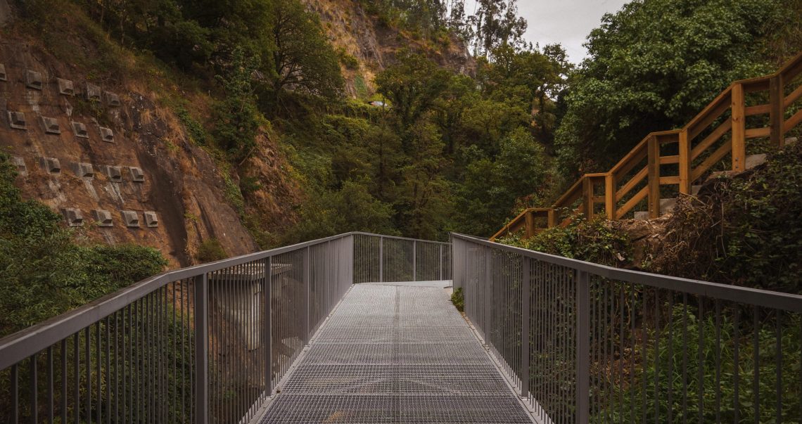 Pedra Má e escadaria de acesso