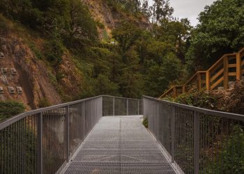 Pedra Má e escadaria de acesso