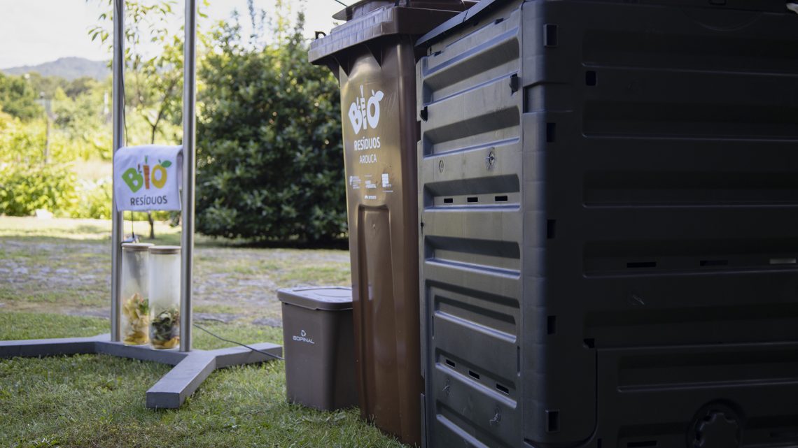 Disponibilizados compostores domésticos aos munícipes interessados em fazer compostagem em casa