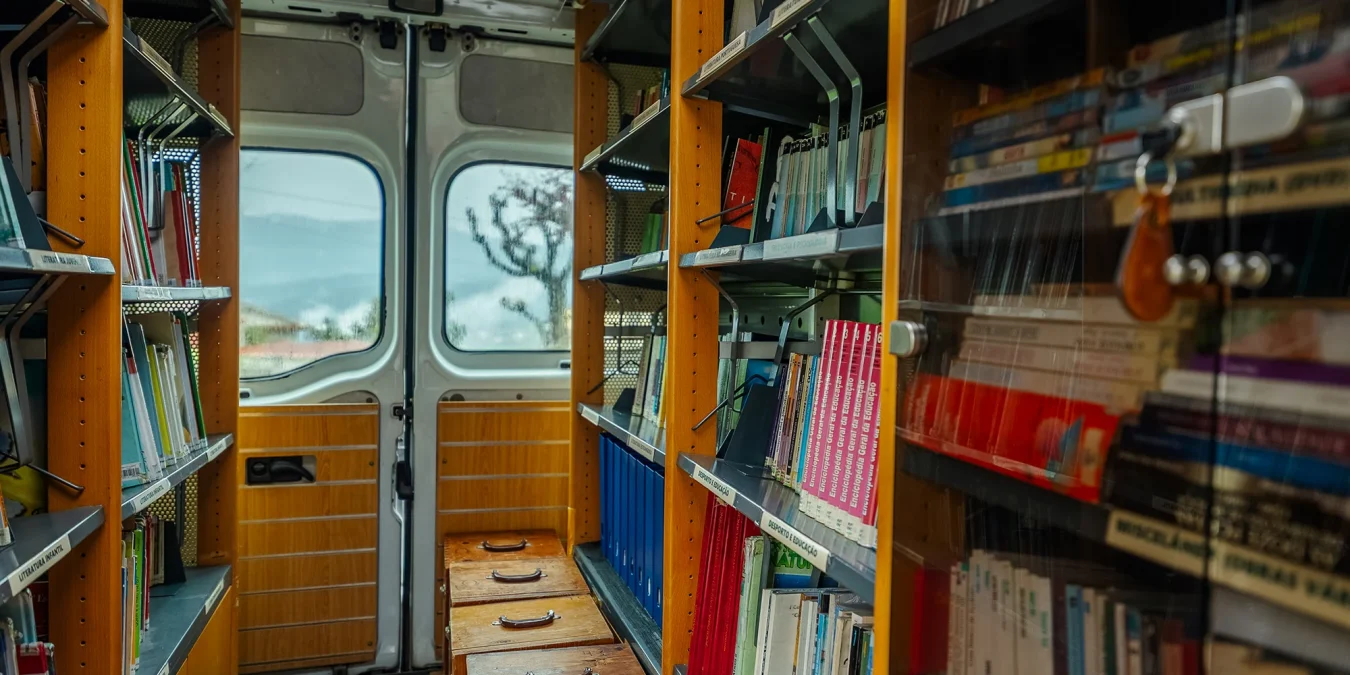 Biblioteca Itinerante: Bibliomóvel e Bibliomala